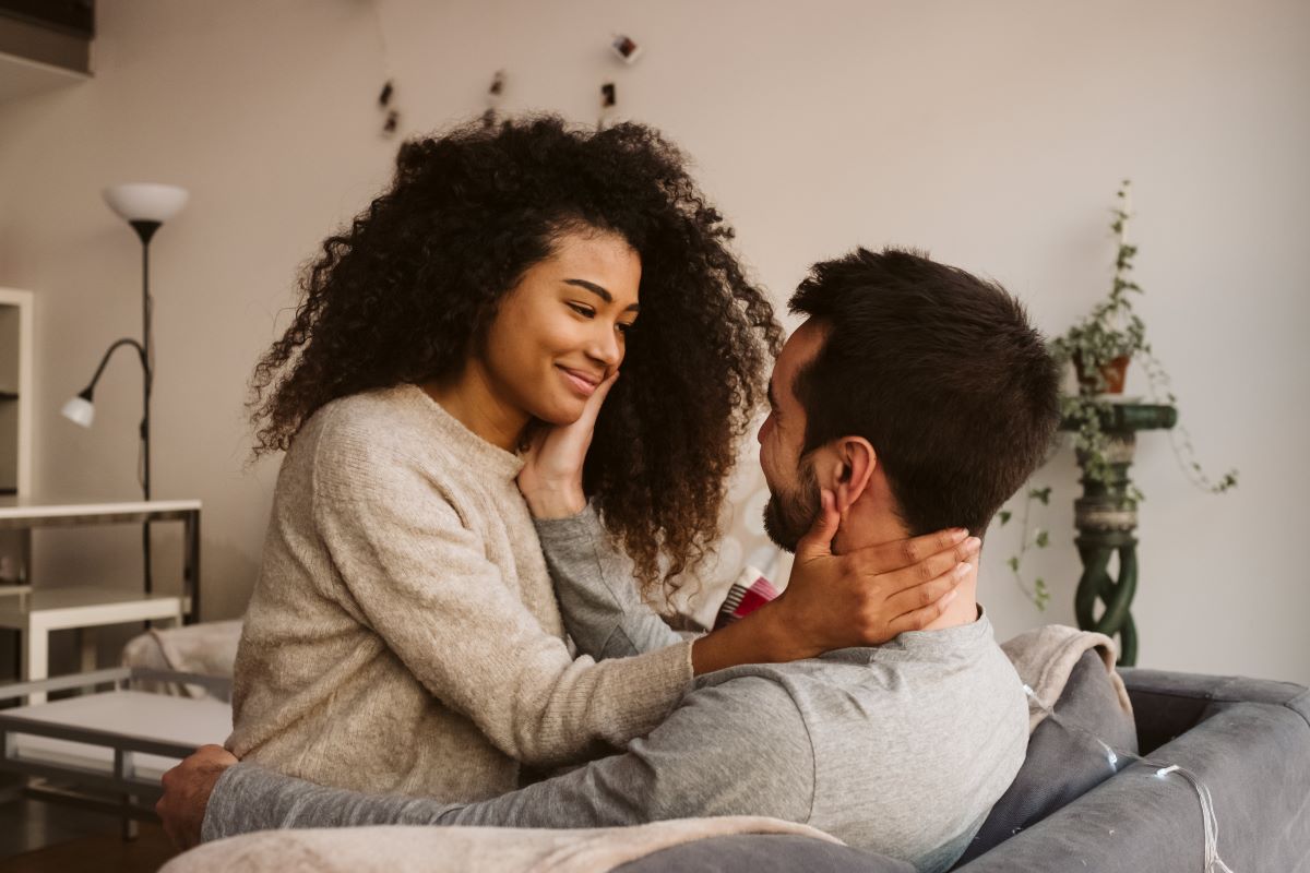 signs a married woman wants you to make a move